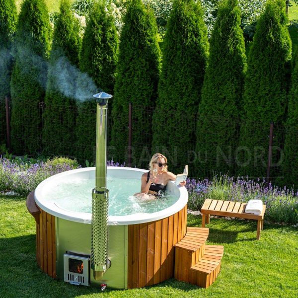 femme avec coupe de champagne dans un bain nordique hot tub
