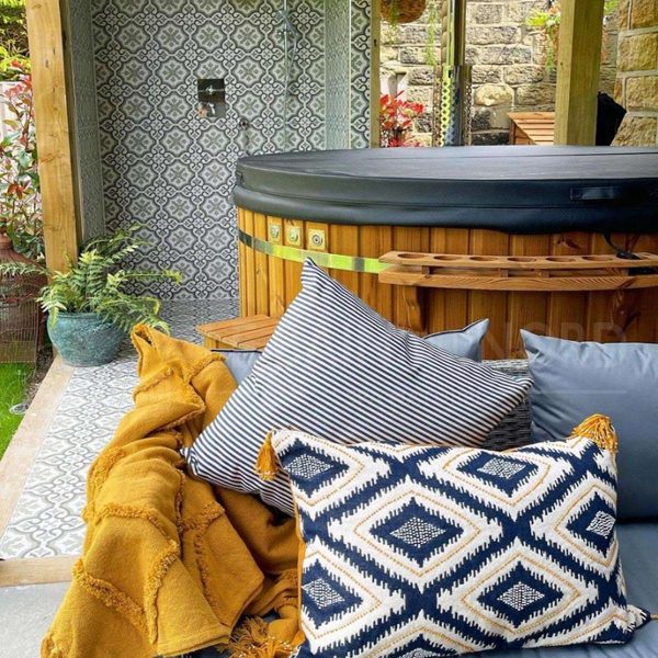 bain nodique hot tub avec des coussins et une douche